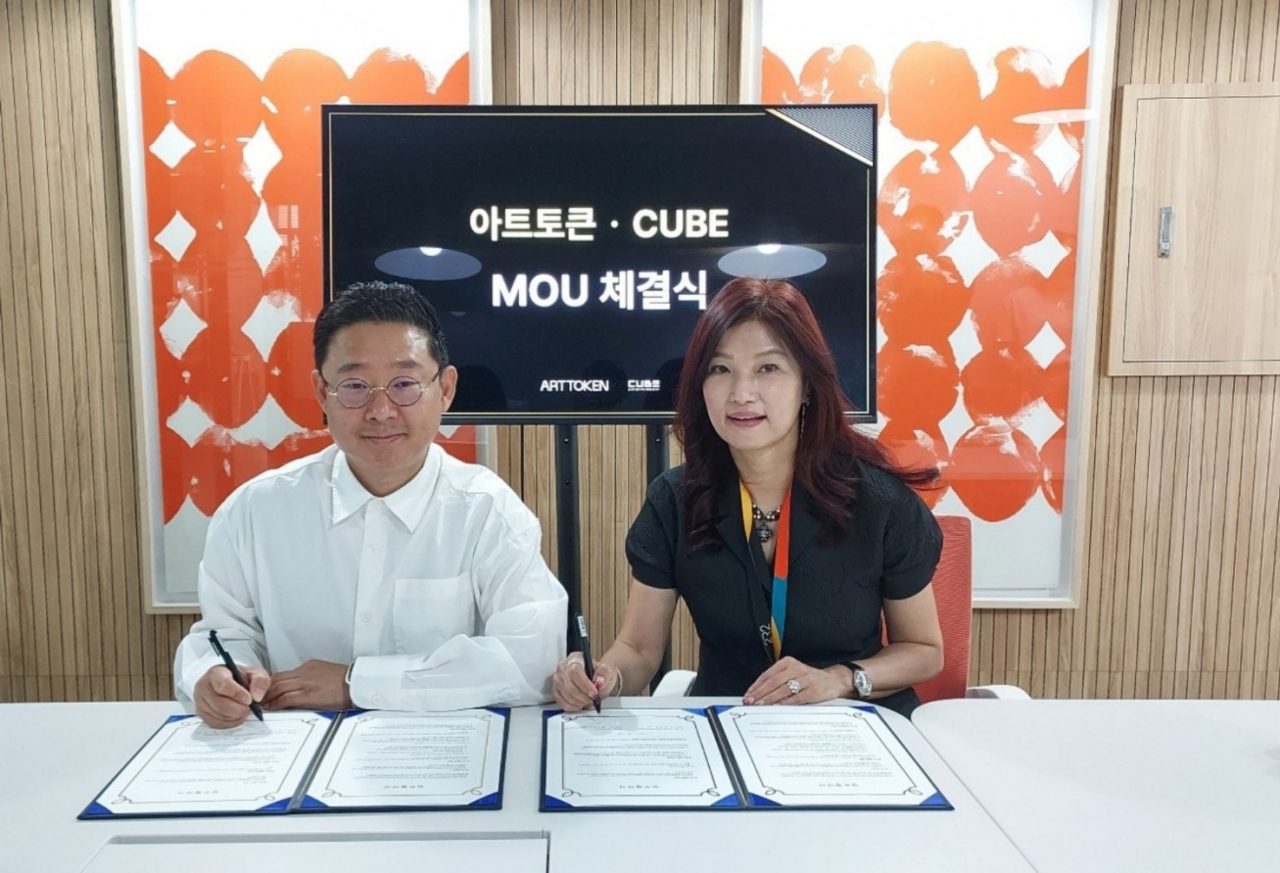Art Token CEO Hong Ji-sook (right) inks a partnership with Anicube Entertainment to expand its blockchain-based business and creative content at its headquarters in Gangnam, Southern Seoul on Sept.12 (Art Token)