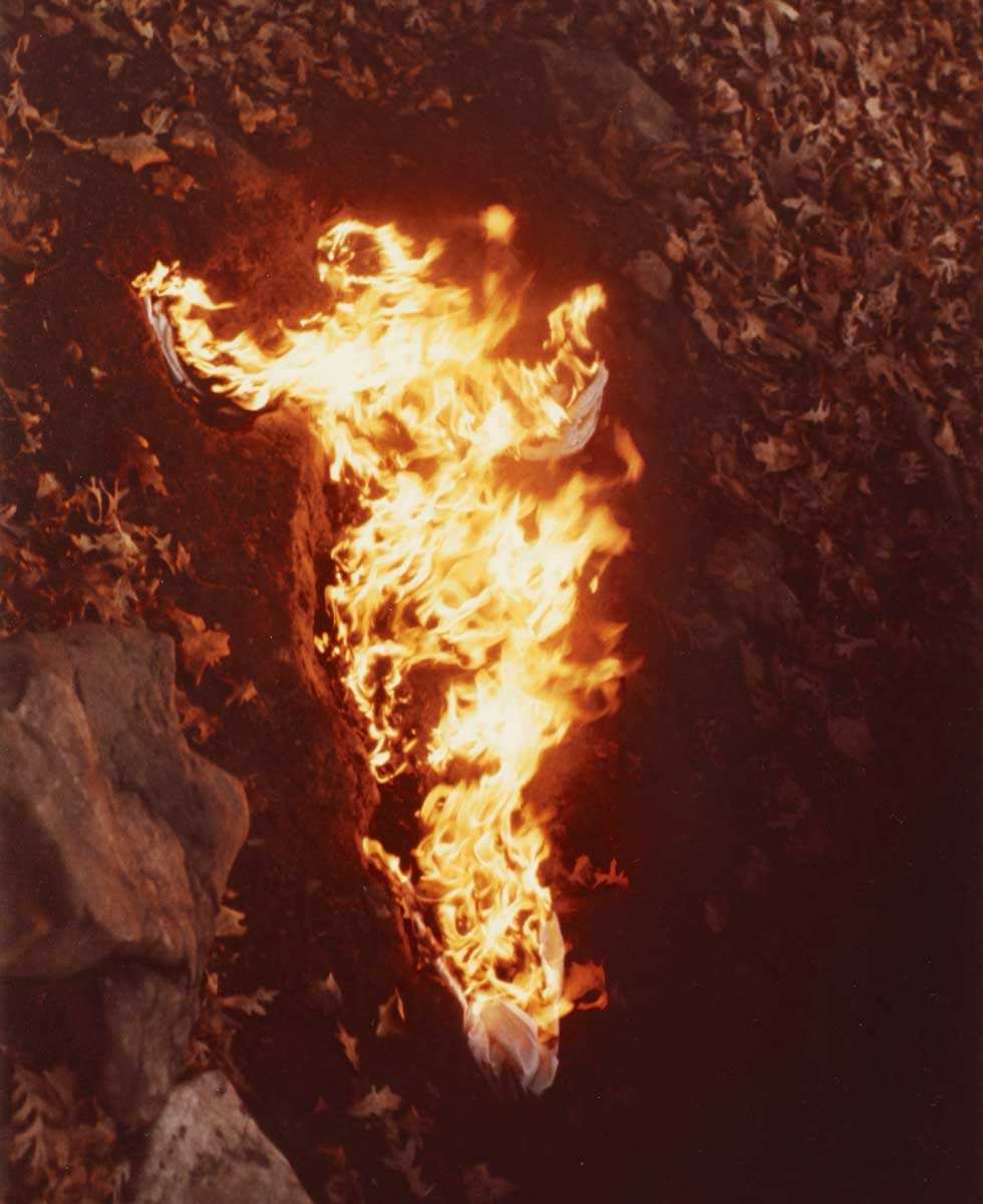 ana mendieta alma silueta en fuego 1975