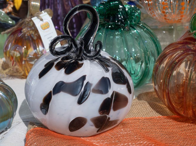 First City Art Center will hold its 17th annual Glass & Ceramic Pumpkin Patch this weekend at the North Guillemard Street Art Center starting Friday, Oct. 6, 2023. Thousand of hand-blown glass and ceramic decorative gourds will be available during the raising event.