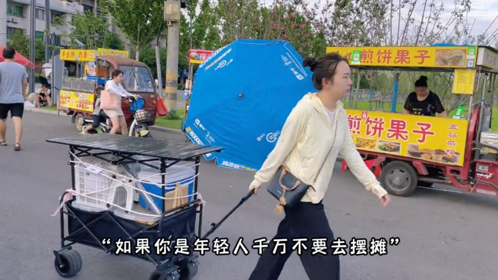 Night market stalls are becoming an alternative for young unemployed graduates.