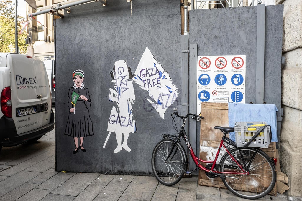 The defaced Anne Frank mural (Photo: Fabrizio Villa/Getty Images) הציור המושחת בדמותה של אנה פרנק באיטליה