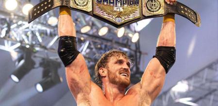 Logan Paul celebra el título de la WWE.