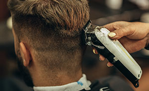 Guy Always Leaves A $5 Tip On His $20 Haircut, And His Barber Seems Very Disappointed