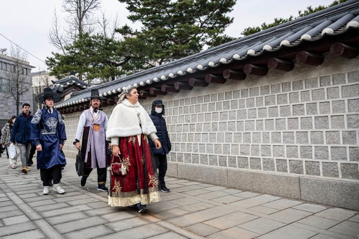 Tourists walk near a wall of Gyeongbok Palace in central Seoul, which has now been cleaned up after being hit by graffiti twice last month, Thursday. Korea Times photo by Shim Hyun-chul 