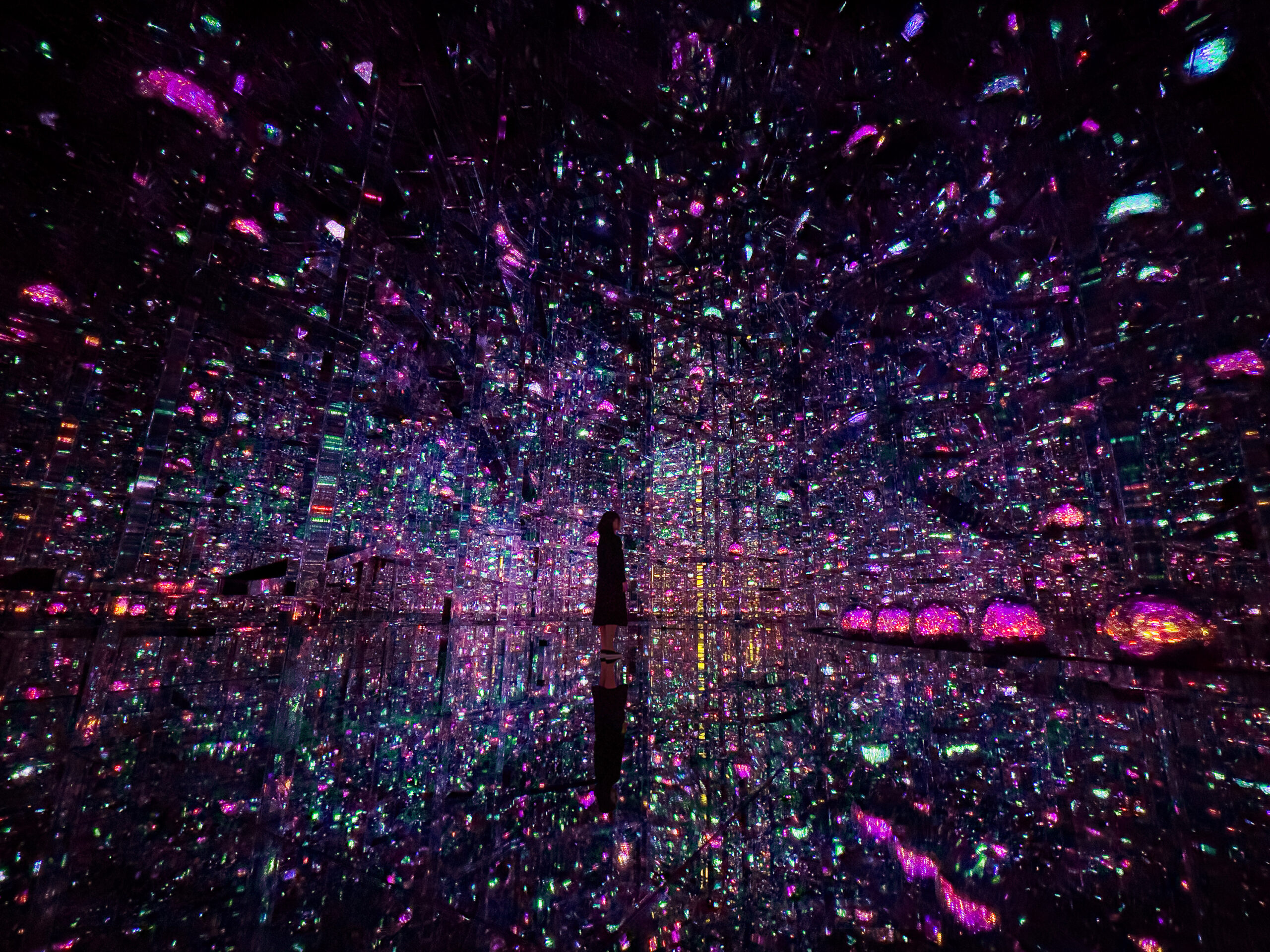 teamLab, Microcosmoses - Wobbling Light © teamLab