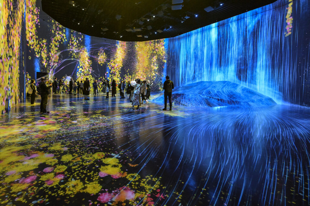 Tokyo’s new digital art museum draws tourists 3