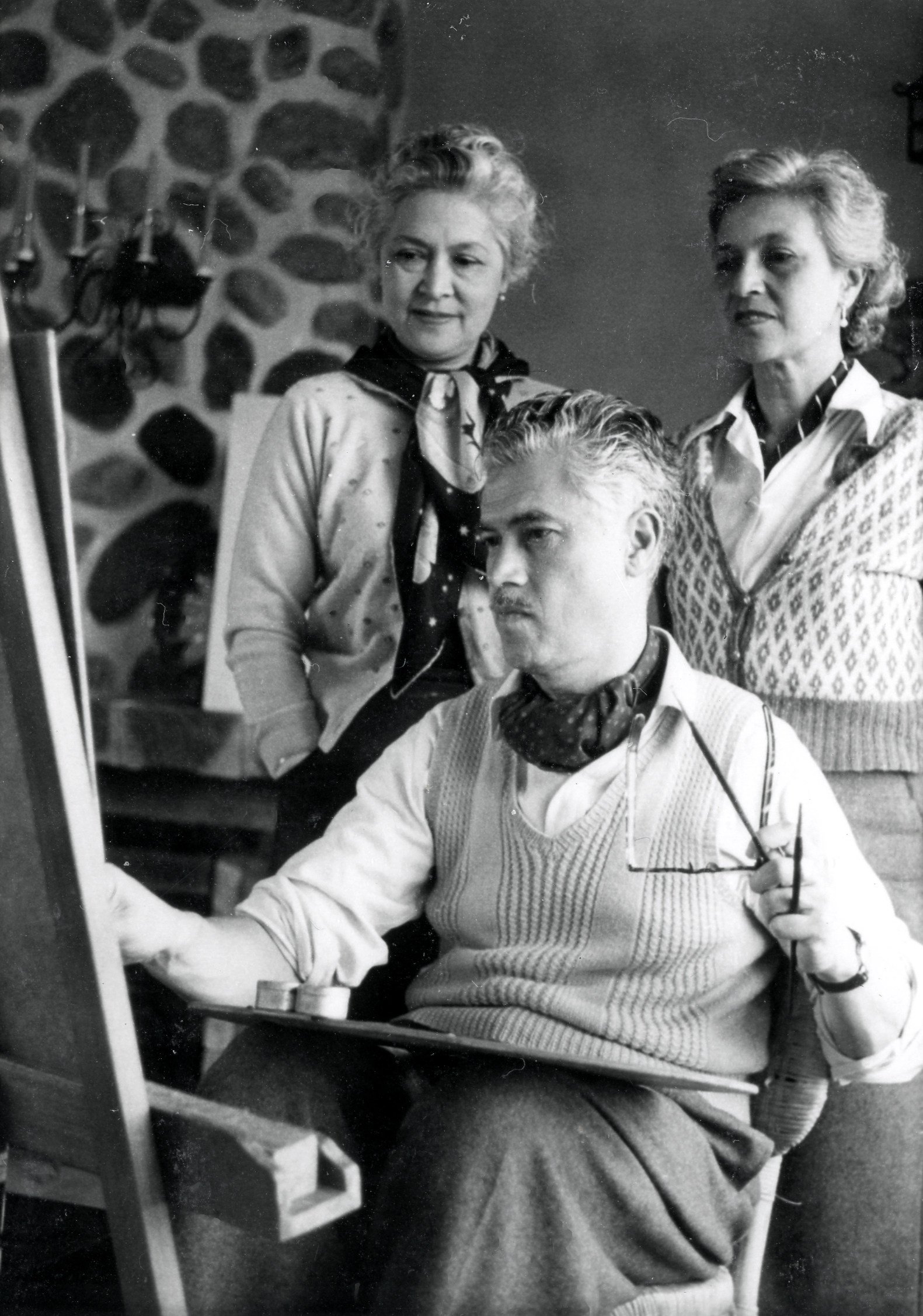 Alfonso Barretto works on a canvas in 1957 as two of his sisters look on. Photo: D’Almada Barretto Collection