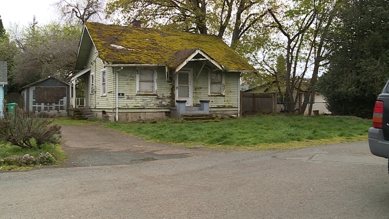 This derelict house on SE Cooper in Portland was sold at auction, April 8, 2024 (KOIN)